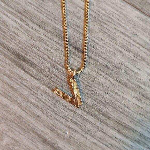 Ricki's New With Tag Gold Monogram Letter V Necklace - Picture 5 of 7